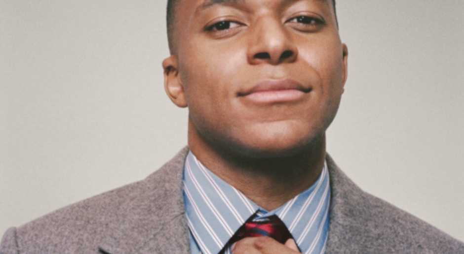 Kylian Mbappé de gravata Dior. Aqui está a nova visão de Jonathan Anderson!