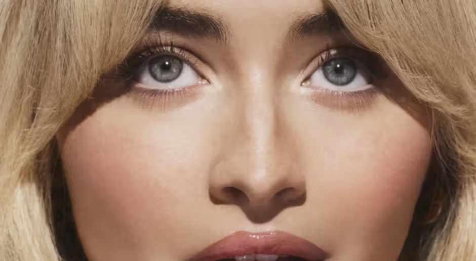 Sabrina Carpenter Shows Off Prada's Banana. New Gadget