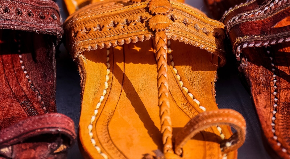 Mamy nowe Birkenstocki? Klapki z Indii przeżywają historyczny boom po wpadce Prady