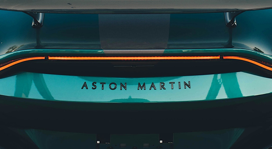 A Aston Martin criou um esmalte especial. A cor é a mesma da carroceria do icônico AMR25.