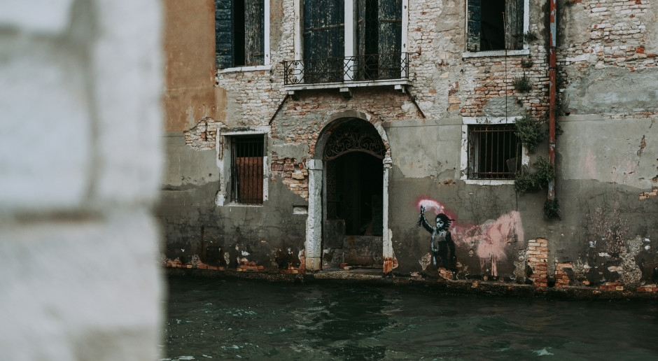 Autoridades de Veneza removeram mural de Banksy, gerando debate internacional sobre a transitoriedade da arte de rua