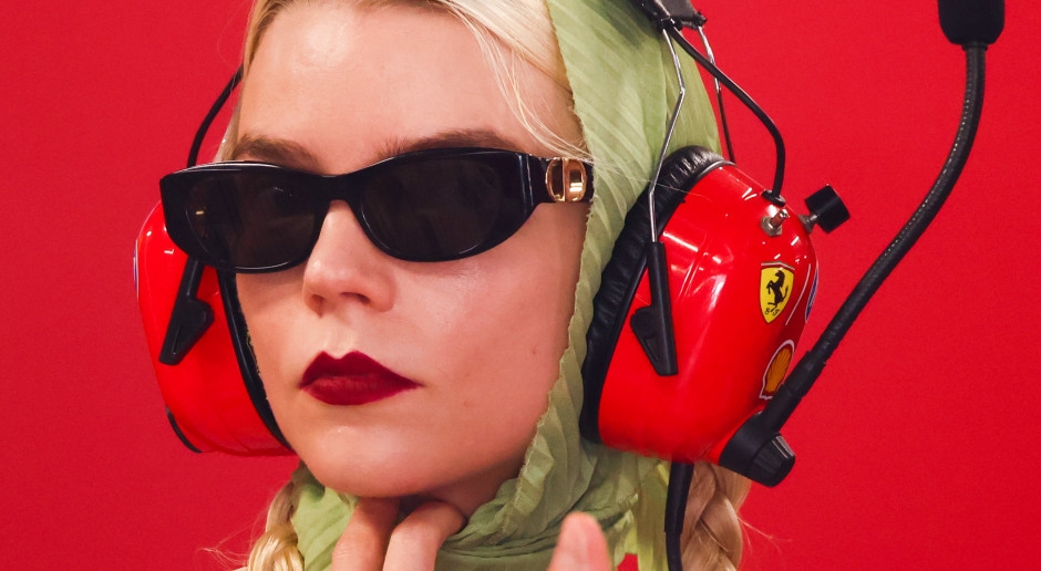 OLHE BEM: Anya Taylor-Joy nas corridas de F1 em Budapeste. Ela mostrou como usar o acessório mais quente da temporada.