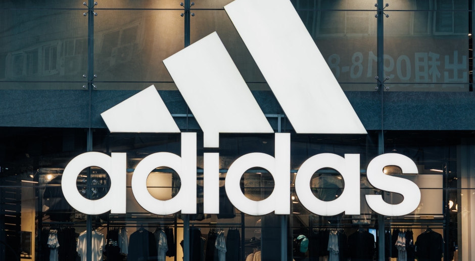 Czarne chmury nad marką Adidas. Ministerstwo oburzone nową kolekcją marki