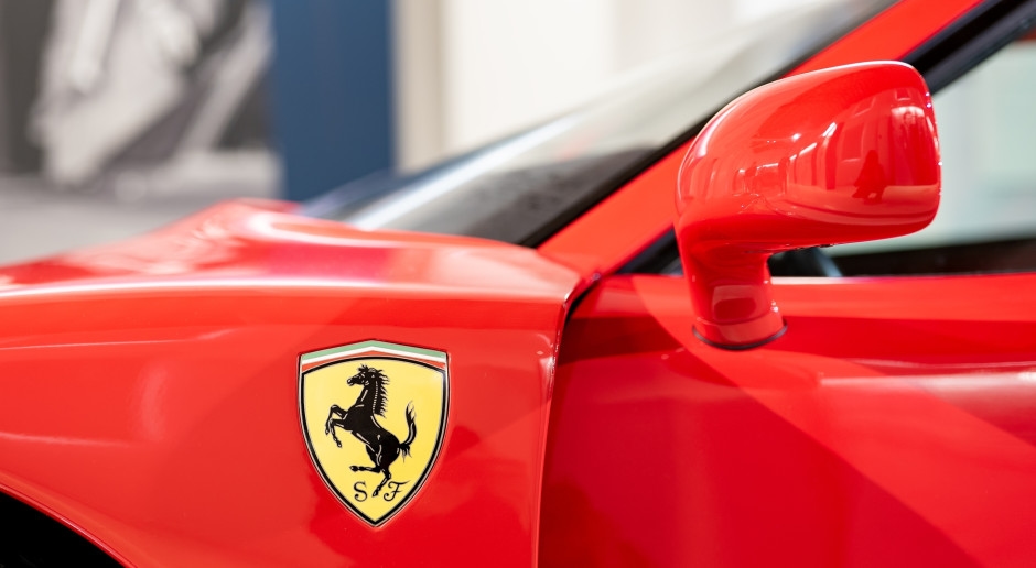 L'iconica Ferrari F40 è all'asta. Offerta minima? Meglio sedersi.