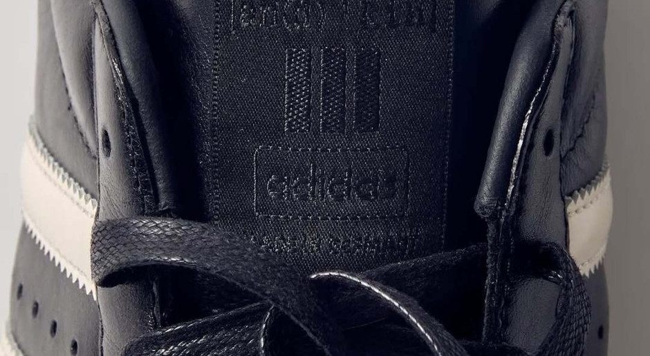 Kith и Adidas объединяют усилия. Новые кроссовки сочетают в себе роскошь и классический стиль и прекрасно сочетаются с костюмом.