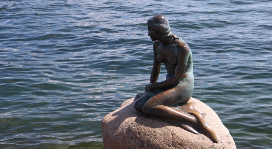 Copenaghen vuole rimuovere la sua famosa statua della sirena. Il motivo è piuttosto banale.