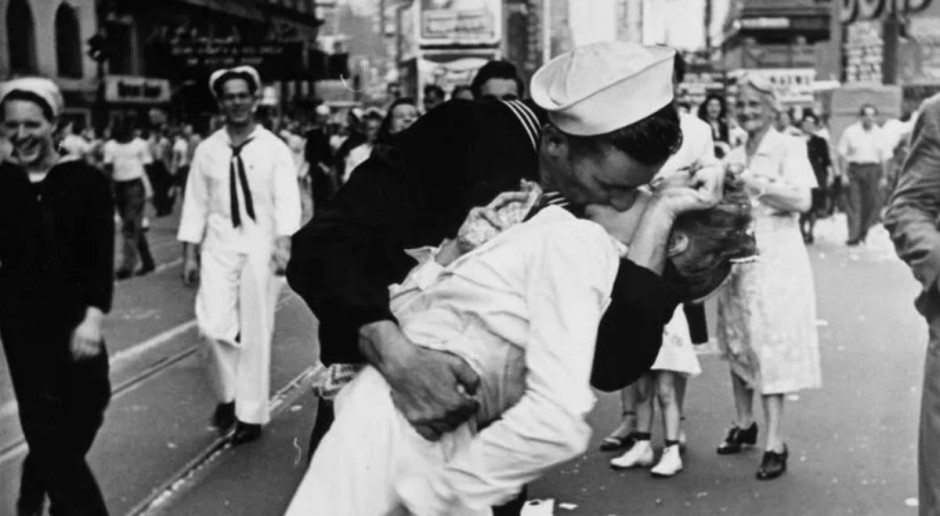 Il famoso bacio di Times Square compie 80 anni. Scopri la storia dietro questa foto iconica.