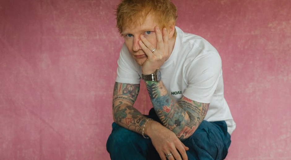 Ed Sheeran andava de bicicleta pela praça do mercado de Wrocław. Todos achavam que ele era sósia.