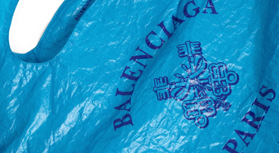 Balenciaga vende una bolsa de compras por casi 1.000 dólares y sorprende a internet