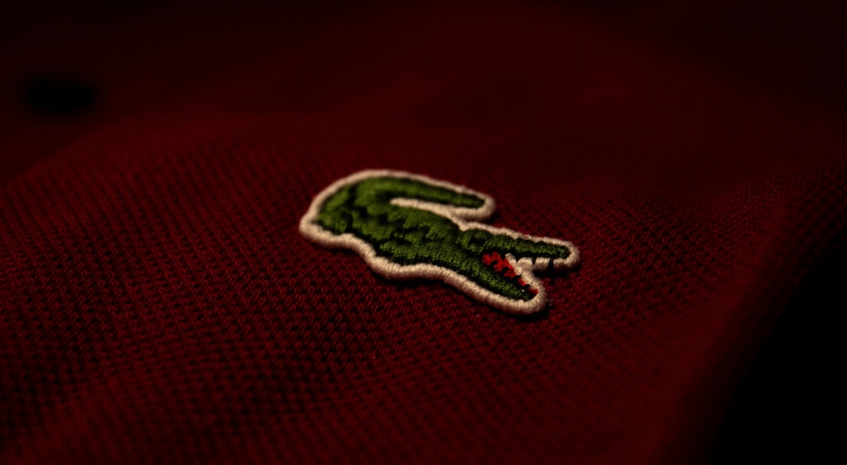Cabra en lugar de cocodrilo. La legendaria marca cambió su logo por un hombre.