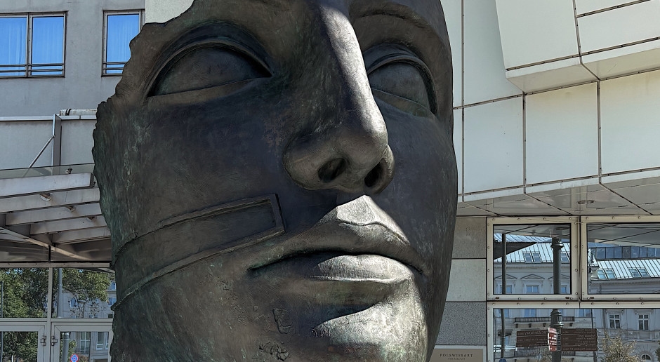 A gigantic sculpture by Mitoraj has been installed in Warsaw. It's a preview of the September art auction.