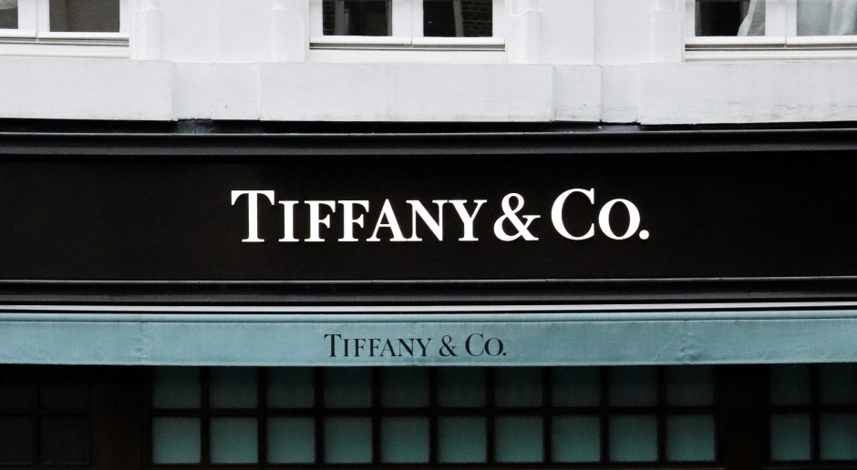 Tiffany & Co., yüzlerce pırlanta ve ileri teknolojiyle ışıldayan yılın en lüks saatini sunuyor.