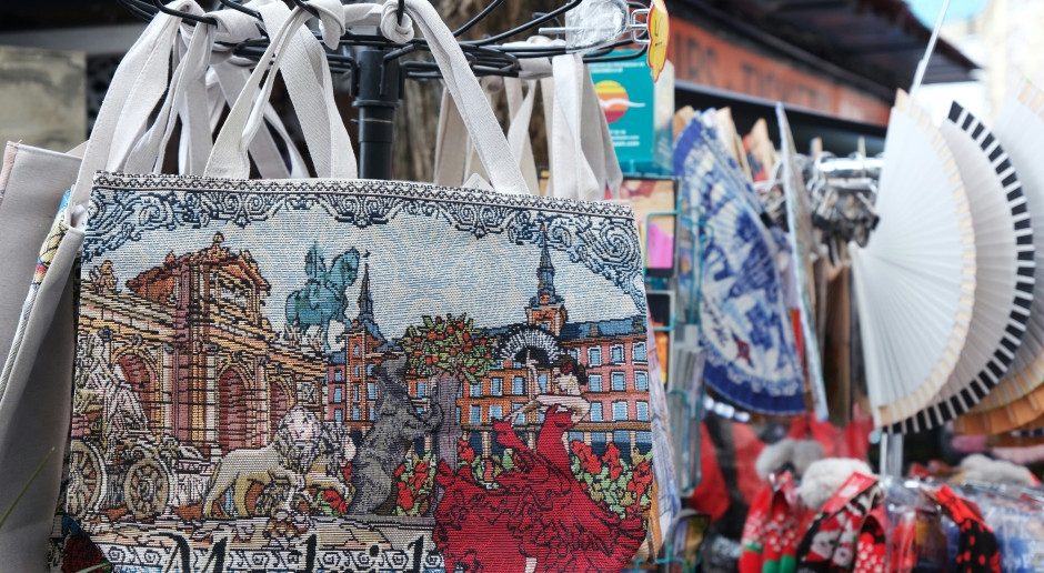 Multa de 3.000 euros por souvenirs vulgares. Resort espanhol declara guerra ao kitsch.