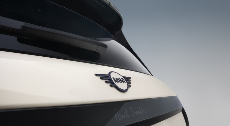 Пол Смит — знаменитый король цвета — разработал MINI для любителей моды.