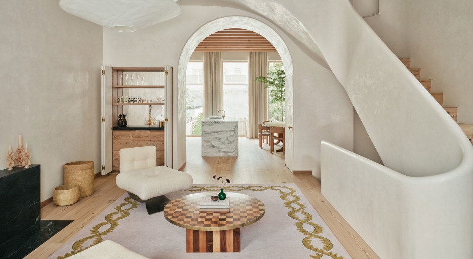 Cette maison est un havre de paix au cœur de New York. Un escalier sculptural en est le centre [PHOTOS]