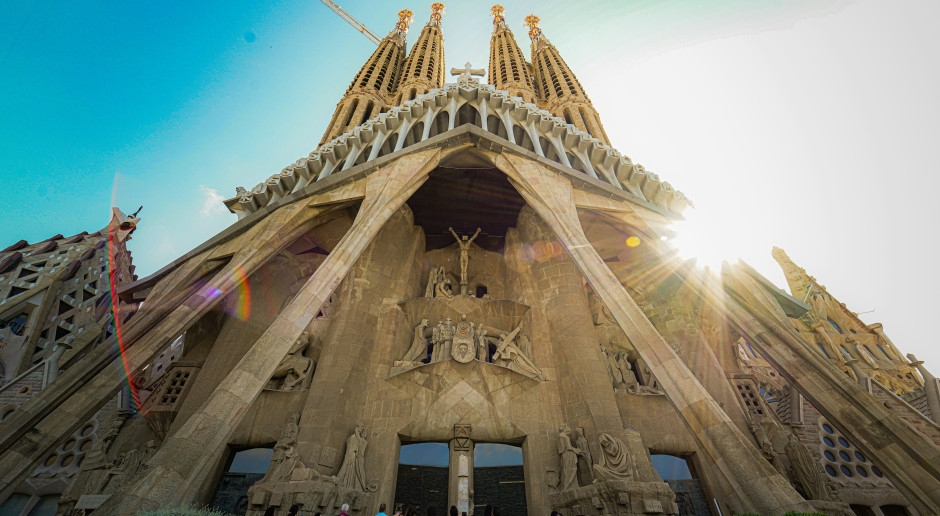 La Sagrada Familia bat un record architectural. Les dernières finitions devraient être achevées en 2026.