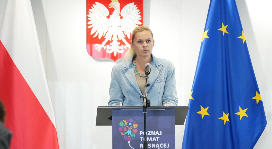 Prime de 2 723,40 PLN pour tous les enseignants. Versement record à tout moment.