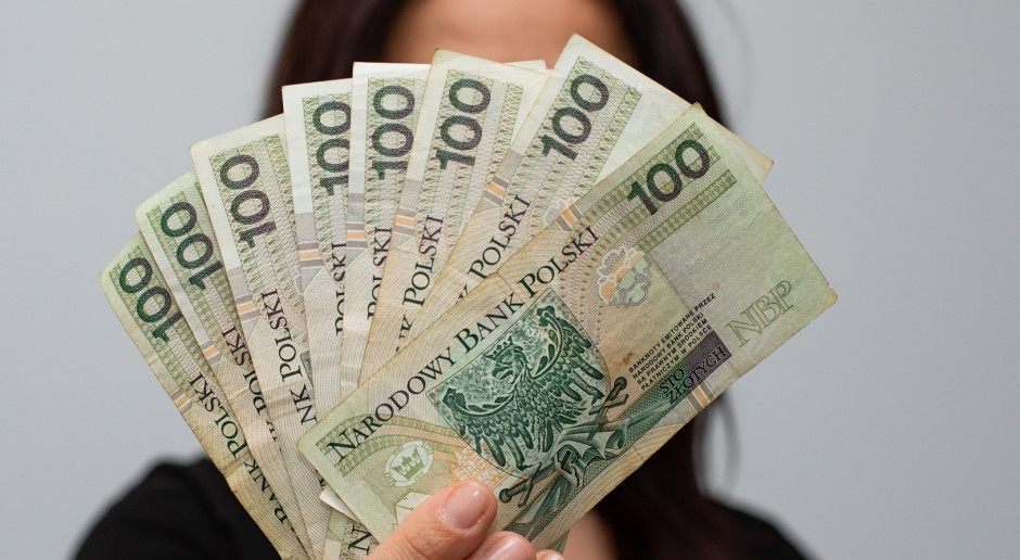 PLN 5.636,73 van ZUS - Polen haastten zich om de nieuwe uitkering te ontvangen. We weten wanneer de eerste betalingen zullen plaatsvinden.