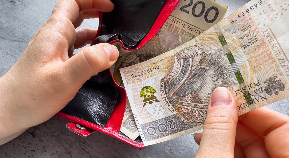 2600 PLN supplement per month. More people can receive support