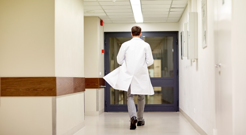 Une facture de 300 000 złotys. Les salaires des médecins ont été vérifiés : qui gagne le plus et qui gagne le moins ?