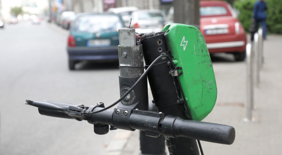 Scooter at 100 km/h. Scalping of the head, face, crushed limbs. Will it end with just helmets?