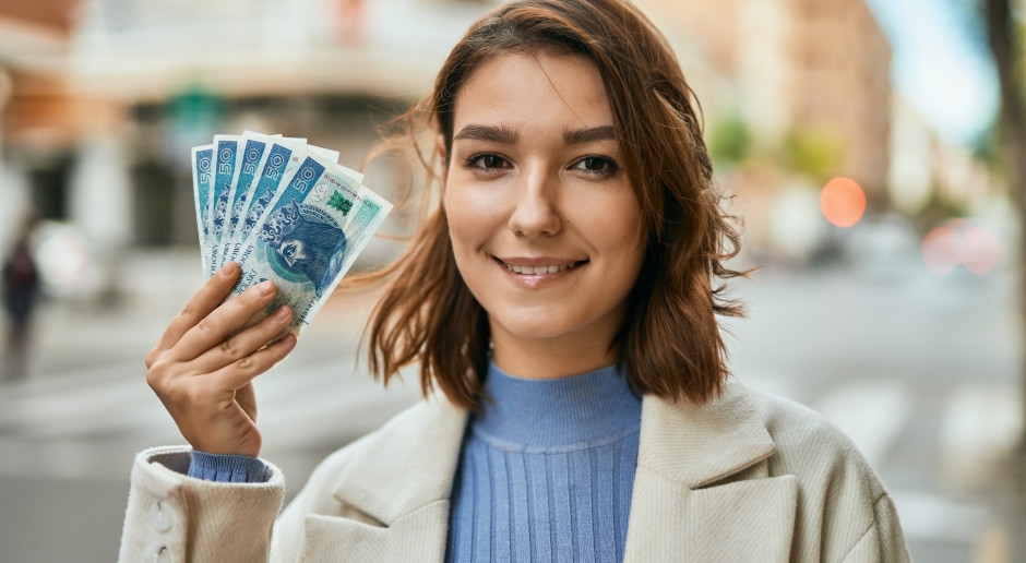 650 PLN, ongeacht leeftijd of inkomen. 7.600 Polen ontvangen al deze steun.