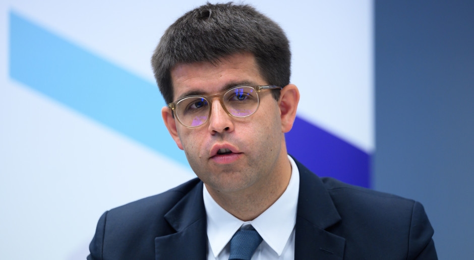 "Fuimos engañados por quienes ostentan el poder." El presidente del Consejo Médico Supremo critica duramente las promesas incumplidas.