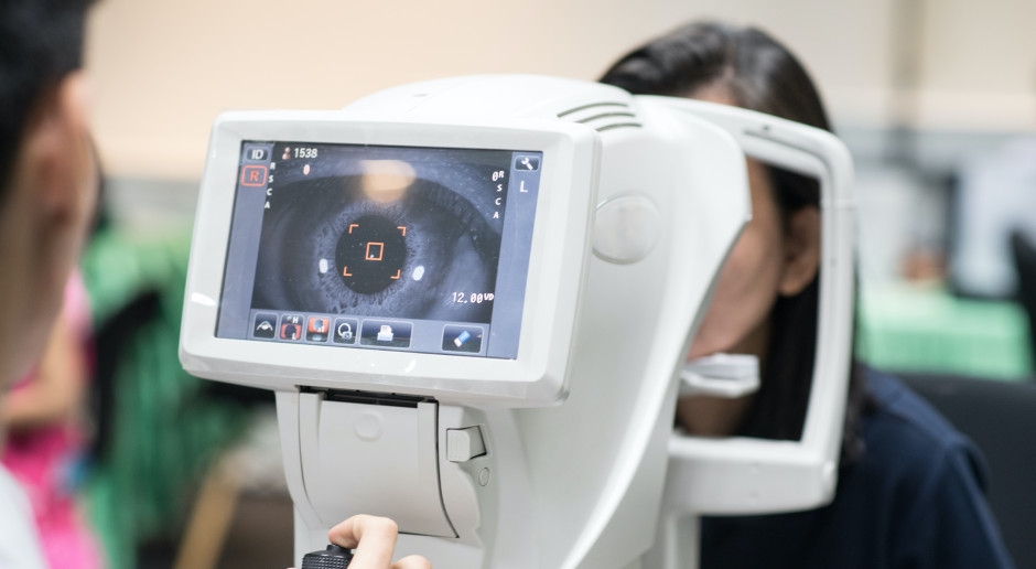 Consulta con un optometrista afiliado al Fondo Nacional de Salud. Te examinará la vista y te recomendará gafas. Los oftalmólogos tratan enfermedades oculares.