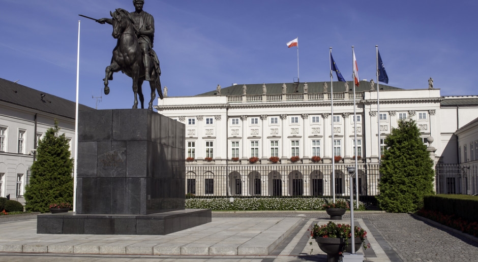 The President awarded professorships to 13 experts in medicine and health sciences.