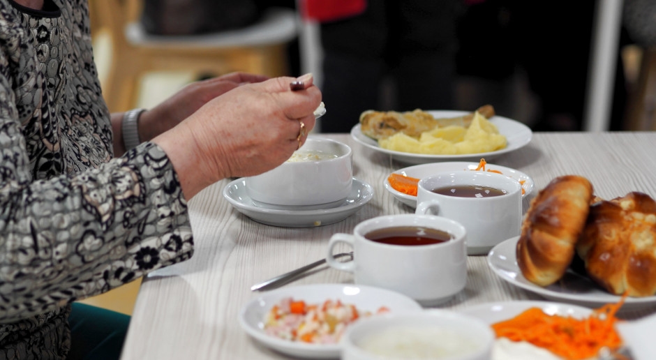 "A little couch grass on the plate." The photo of dinner at the sanatorium is off-putting.