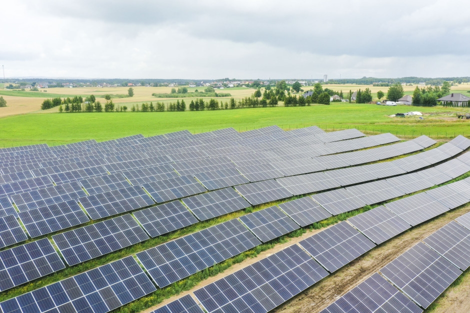 La trasformazione energetica della Polonia è un enorme successo. La capacità di energia rinnovabile collegata alla rete di questo operatore ha superato i 10.000 MW.