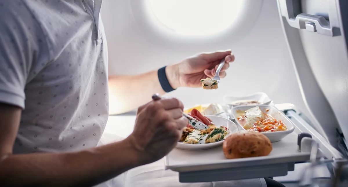 Allergies, food intolerances and special dietary needs when travelling: how to avoid health crises on the plane?