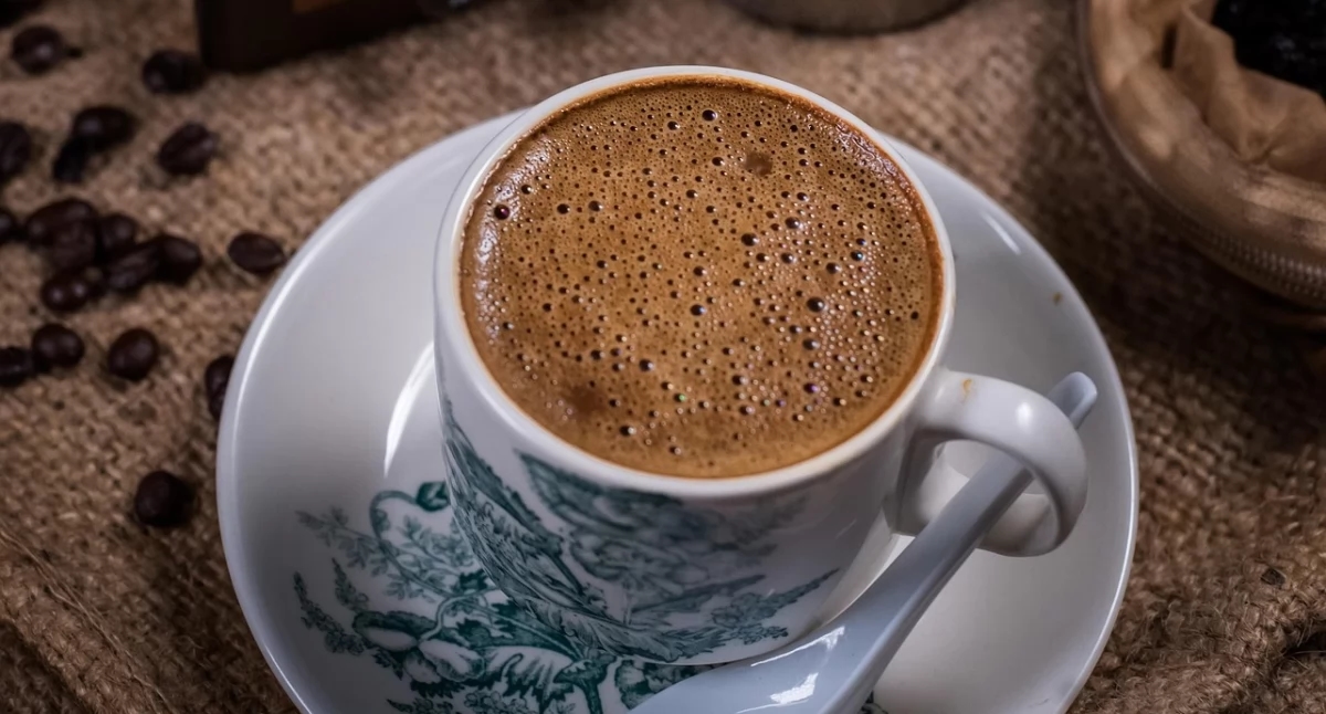 Koffie voor het slapengaan kan impulsief gedrag veroorzaken, vooral bij vrouwen