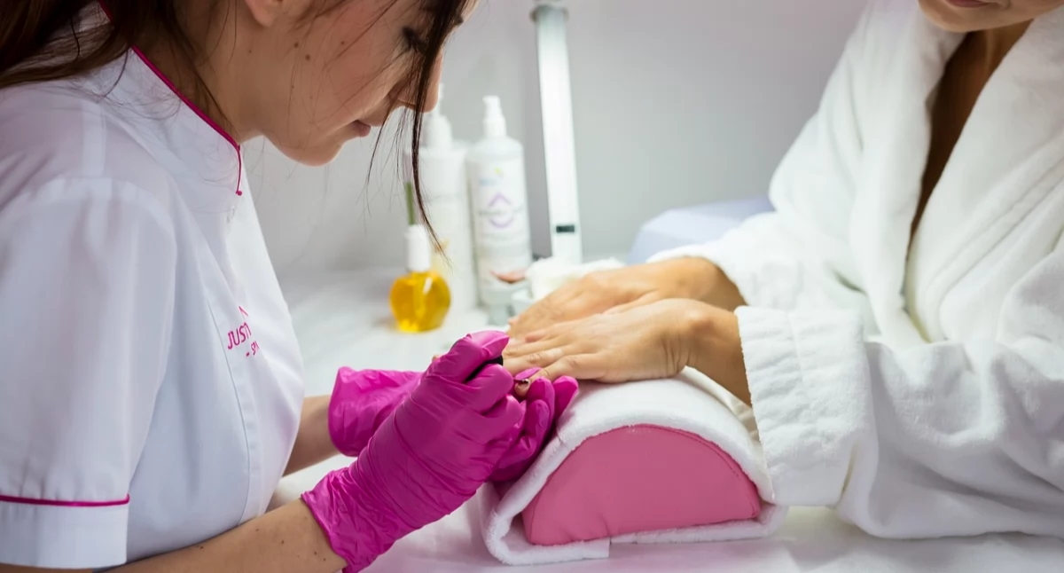 Peinado de uñas sin sustancias cancerígenas. GIS advierte y recuerda.
