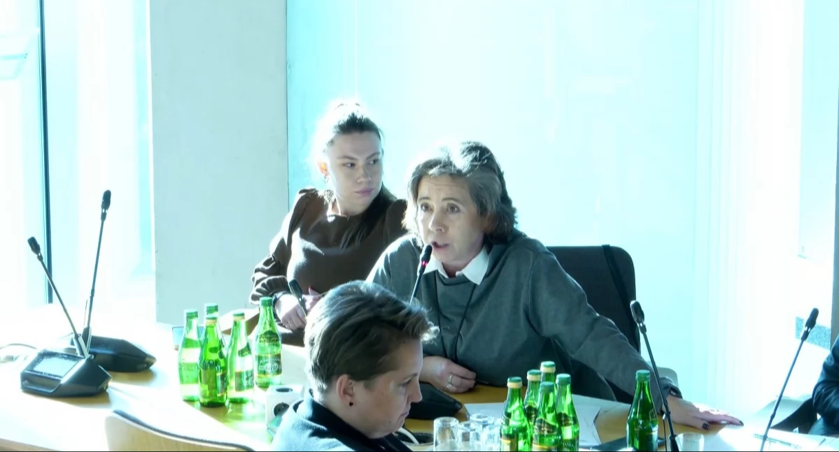 "Questo è uno scandalo." Scoppia un acceso dibattito presso la commissione parlamentare sui finanziamenti per la riabilitazione dei bambini.