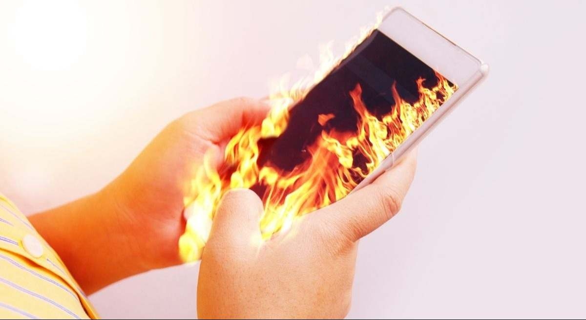 L'erreur que tout le monde fait avec son téléphone portable en été et qui pourrait le ruiner à jamais