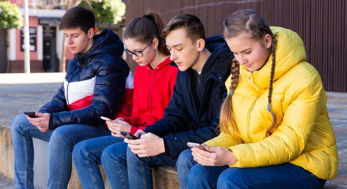 Es ist ein Trend und es ist richtig, das zu tun: Tausende Familien in Spanien organisieren sich, um Teenagern bis zum Alter von 16 Jahren kein Handy zu geben.