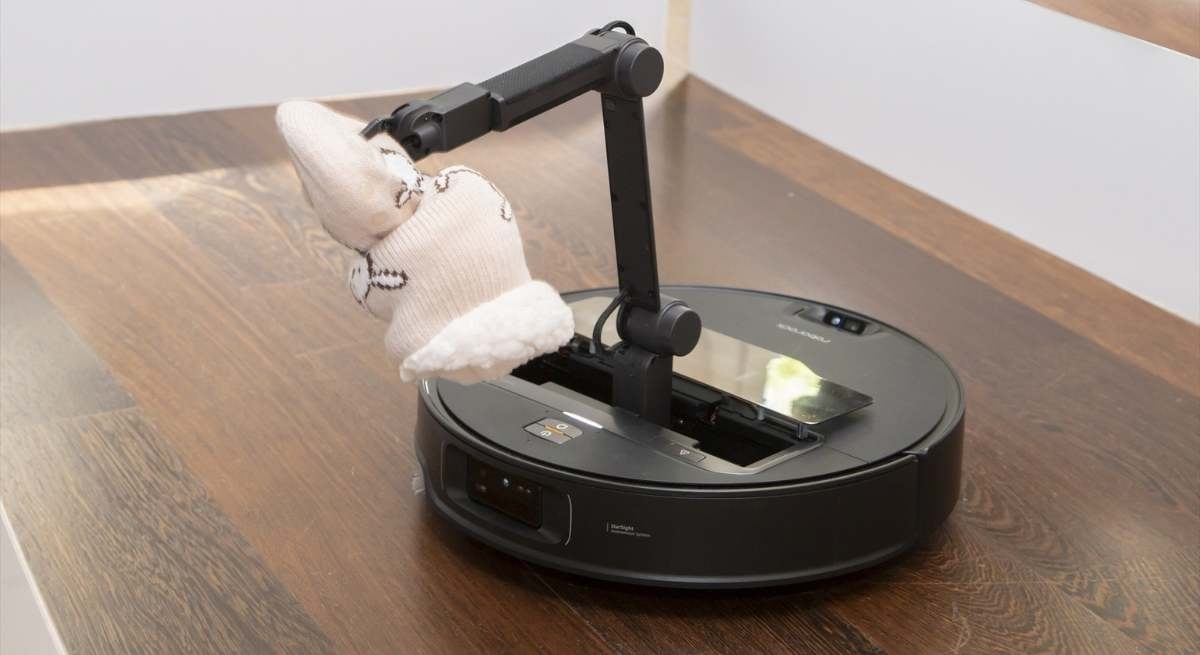 Nowy robot odkurzający z inteligentnym ramieniem robota przybywa do Hiszpanii: „Podnosi chusteczki, skarpetki i sandały i pozwala monitorować Twojego zwierzaka”.