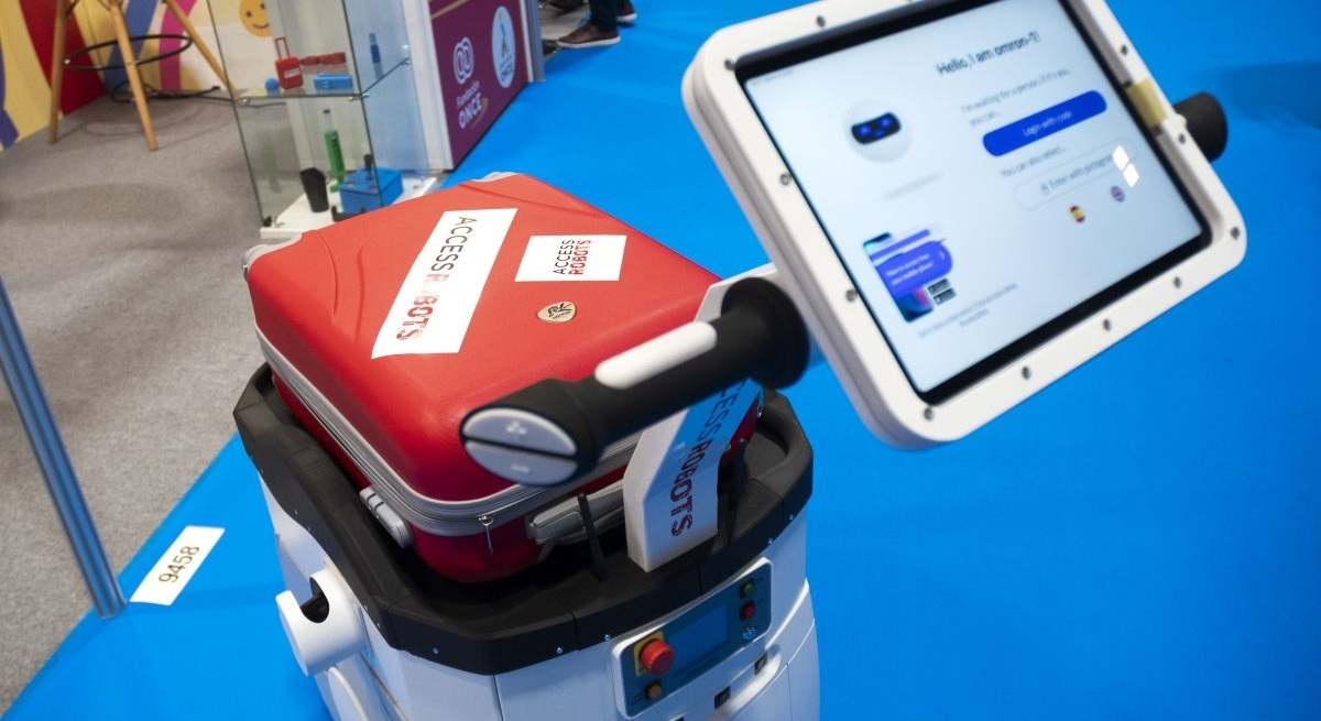 This is the ONCE robot to guide people with disabilities that will be marketed this year.