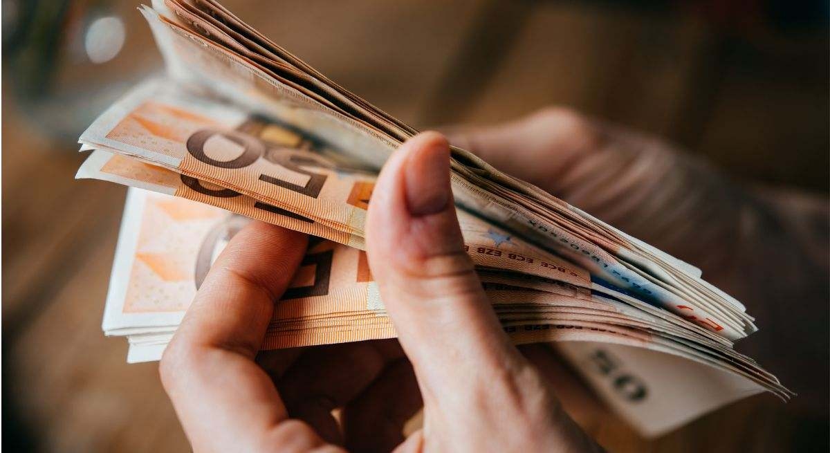 Yapay Zeka'ya göre kısa sürede servete ulaşmanın en hızlı ve en karlı yolu nedir?