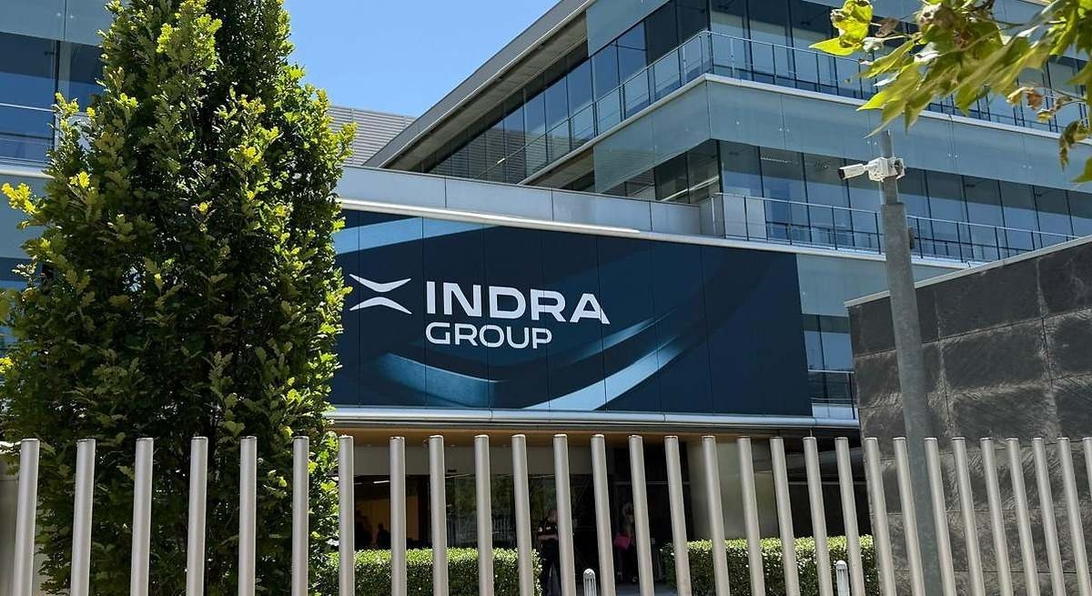 Indra ogłasza przetarg na kwotę 768 milionów euro na radia taktyczne będące alternatywą dla technologii izraelskiej.