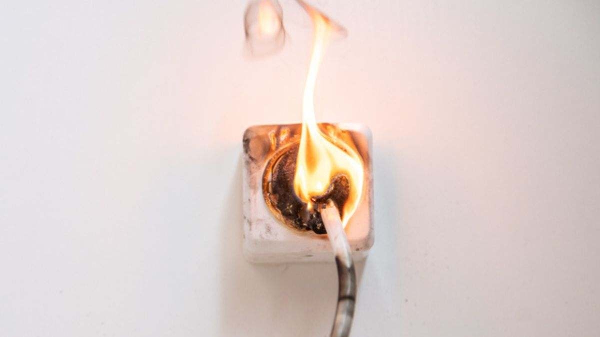 A cosa servono i fori nei pin delle spine elettriche?
