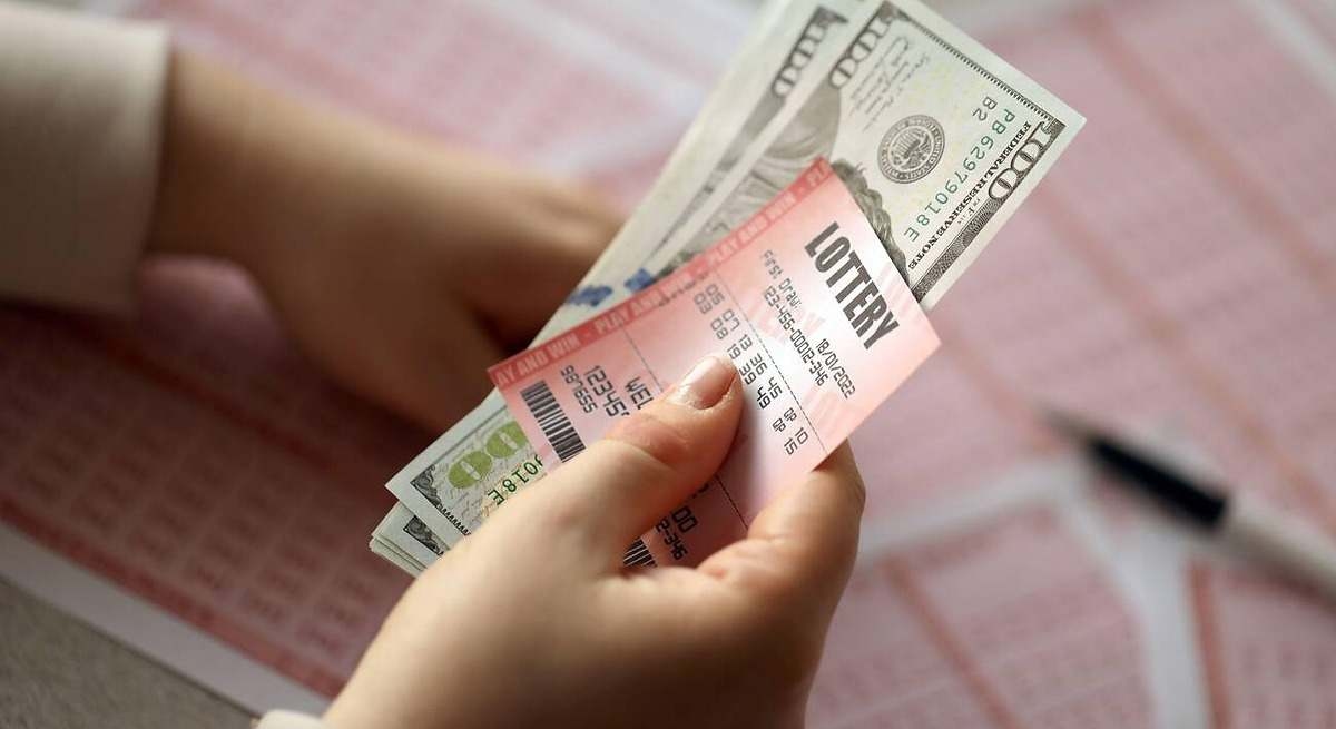 Ein Rentner gewinnt 71,5 Millionen Euro im Lotto, verliert aber innerhalb einer Woche alles wegen einer App.
