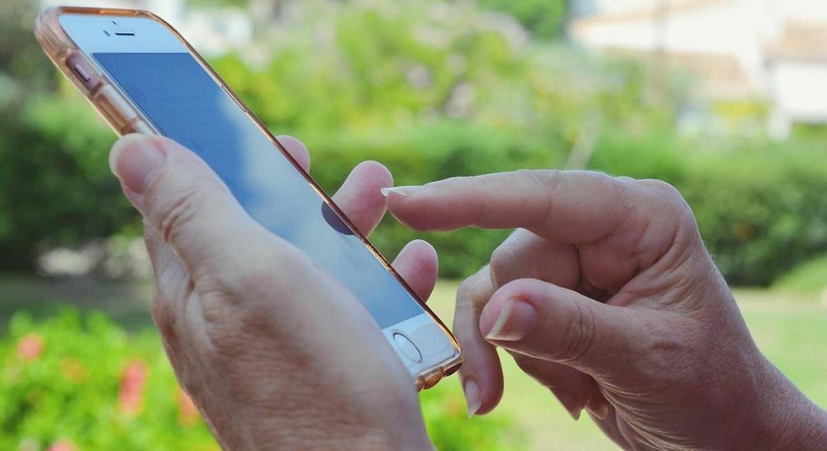 Menschen, die ihr Telefon immer noch mit einem Finger bedienen, weisen häufig diese 10 einzigartigen Persönlichkeitsmerkmale auf.