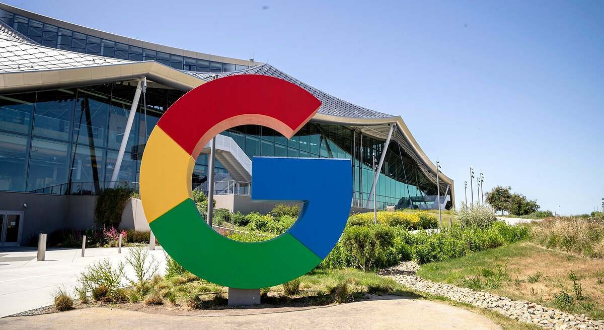 Alphabet se desploma en bolsa: Apple huele la sangre de Google y planea reforzar Safari con IA