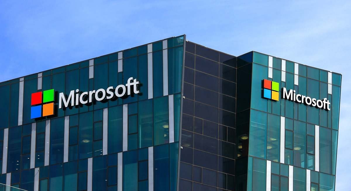 Microsoft cambia pelle con l'intelligenza artificiale: risparmia milioni con l'automazione e licenzia i lavoratori