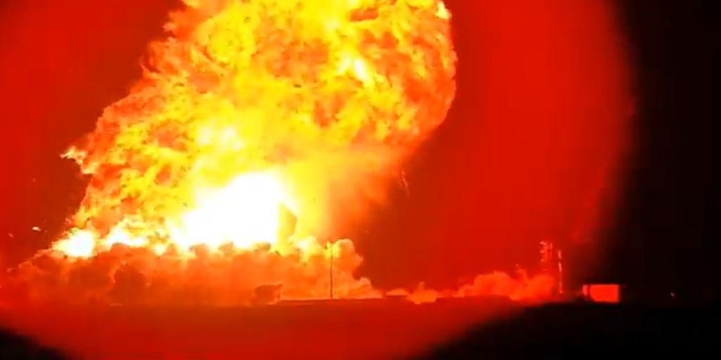 Elon Musks Starship explodiert und hinterlässt einen riesigen Feuerball auf der Startrampe.