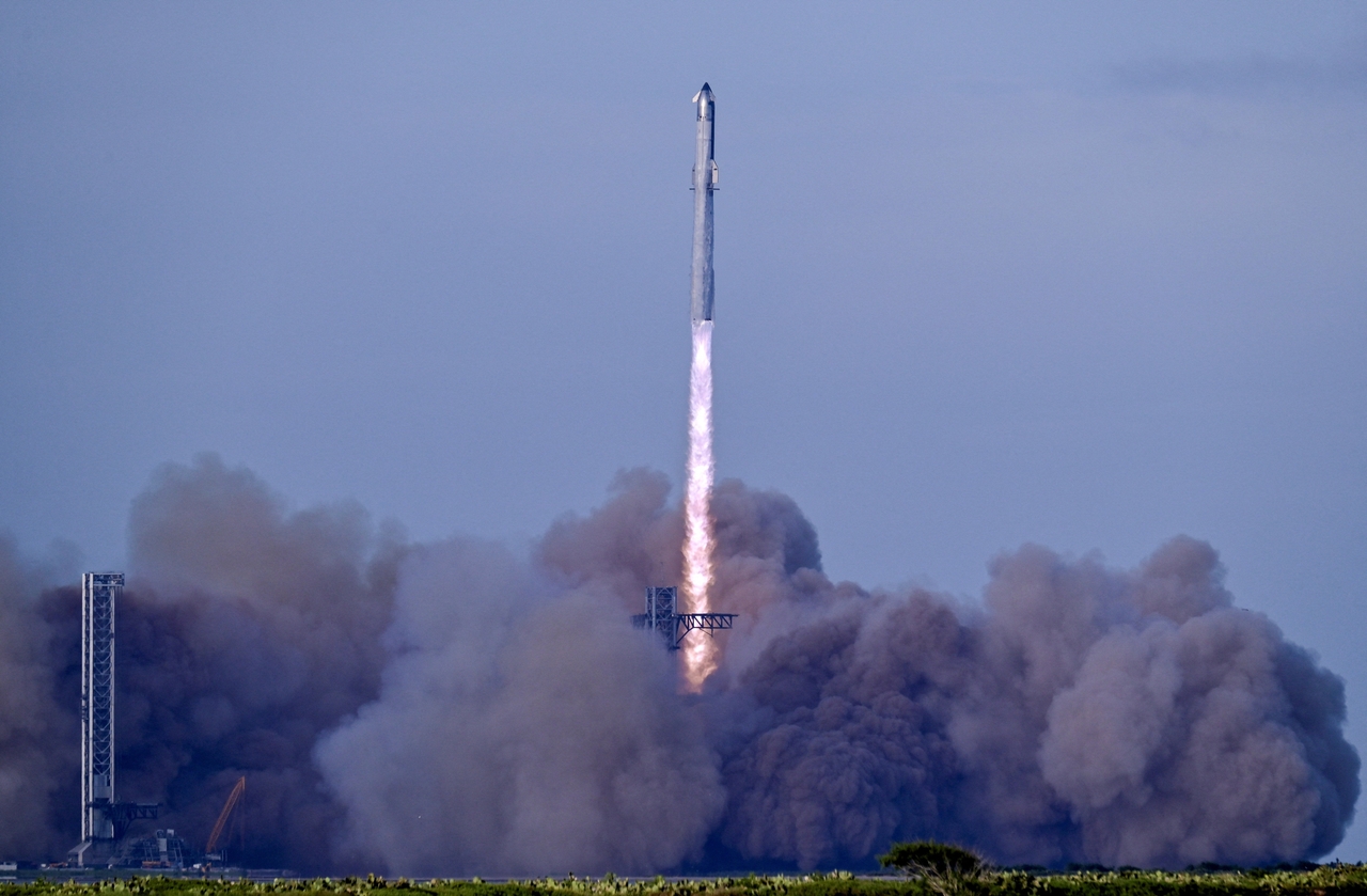 O foguete Starship da SpaceX conclui com sucesso seu décimo teste após várias tentativas frustradas.