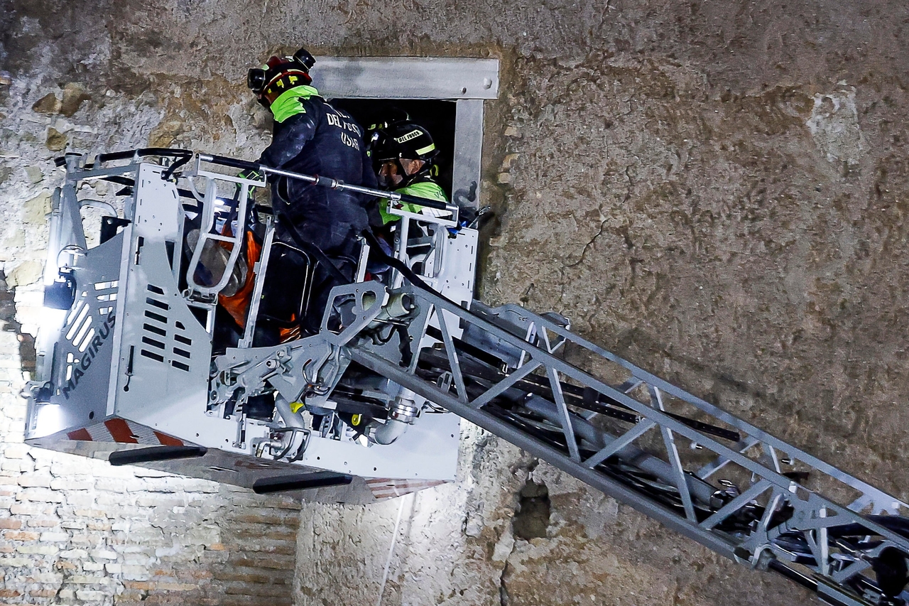 Muore l'operaio salvato dopo il crollo di una parte della Torre dei Conti a Roma