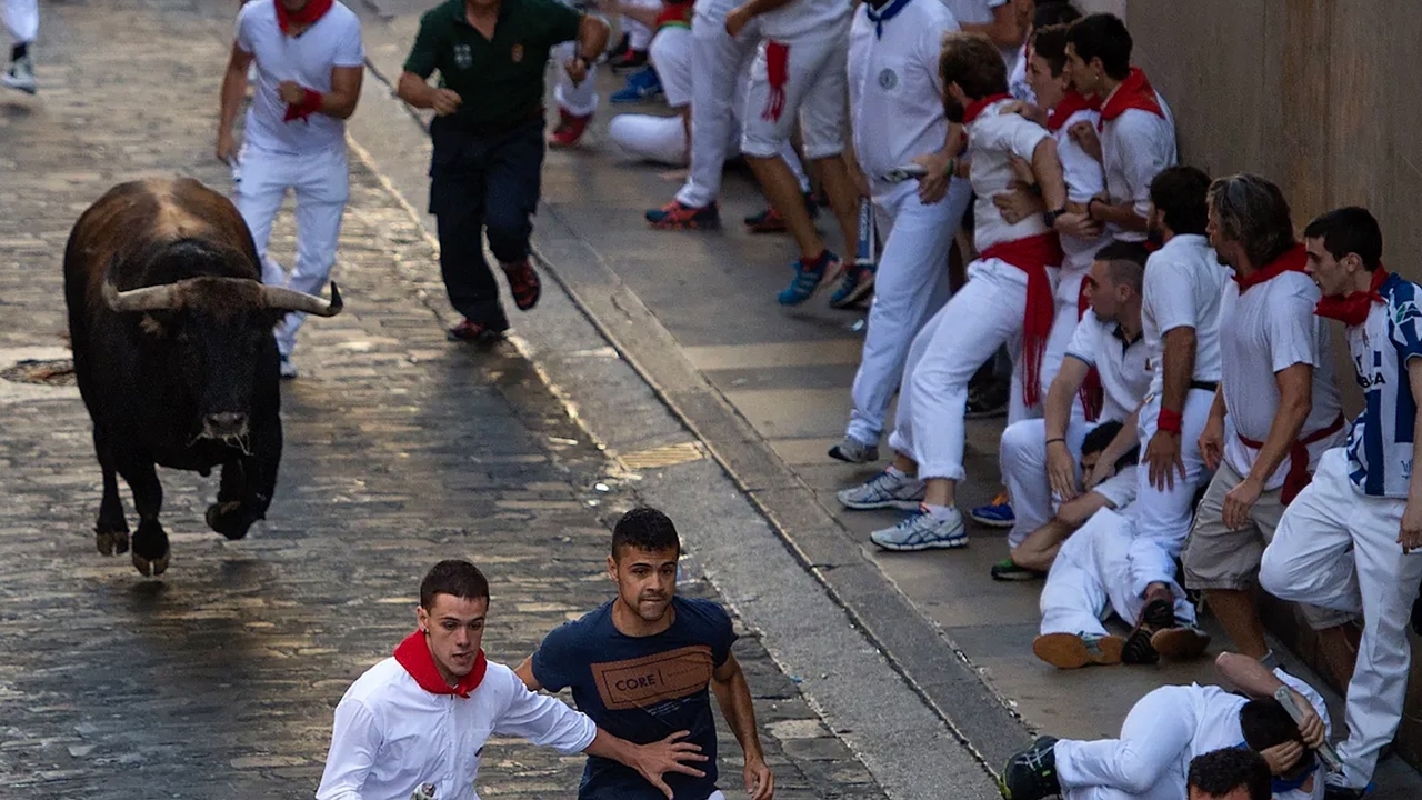 Primer encierro de San Fermín | Los toros de Fuente Ymbro se parten en Santo Domingo y destapan las debilidades de los corredores en este tramo